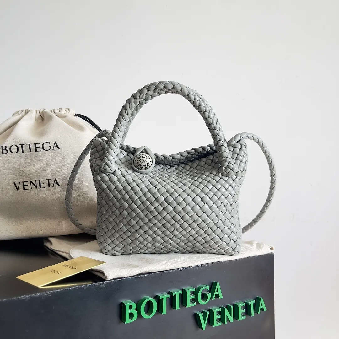 Batch 3760 BV collectible small woven handbags are really YYDS!! Bottega Veneta’s most classic small woven handbags are back! ! We use the highest quality leather with the highest craftsmanship❤️ to create the most expensive works. We have created the Intrecciato leather weaving process❤️ This unique traditional exclusive leather weaving method has not only become our logo but also reflects the time-consuming and labor-intensive craftsmanship of our products❤️ The new TOSCA handbag must be a selection worth collecting🆕 Style number: 776755 Size: 20*15.5*7cm